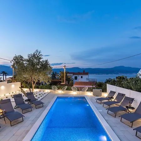 Apartment In Slatine Near The Beach, Cleaning Included *
