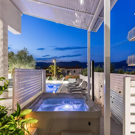 Apartment In Slatine Near The Beach, Cleaning Included Apartment