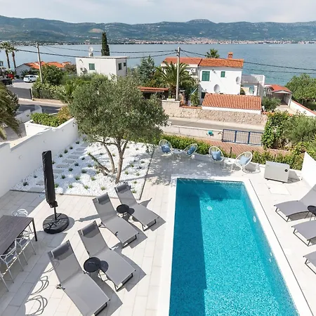 Apartment In Slatine Near The Beach, Cleaning Included Apartment *