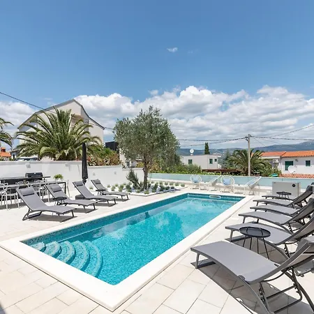 Apartment In Slatine Near The Beach, Cleaning Included Apartment