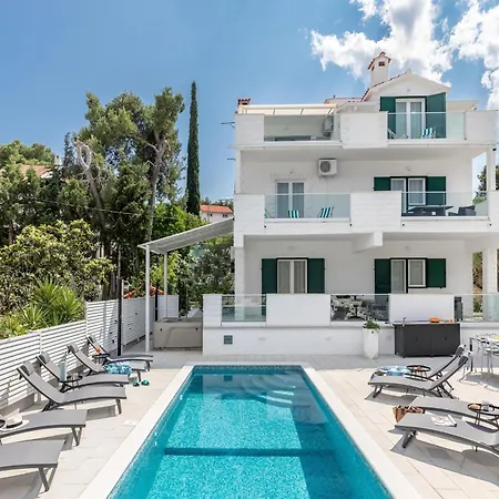 Apartment In Slatine Near The Beach, Cleaning Included