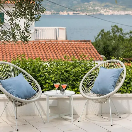 Apartment Apartment In Slatine Near The Beach, Cleaning Included