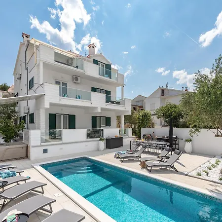 Apartment In Slatine Near The Beach, Cleaning Included *