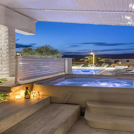 Apartment Sun-kissed Comfort By The Adriatic, Cleaning Included Trogir