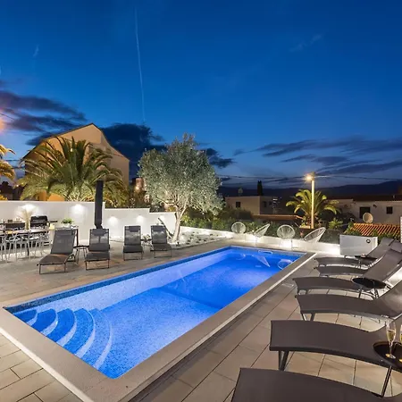 Apartment Sun-kissed Comfort By The Adriatic, Cleaning Included Trogir